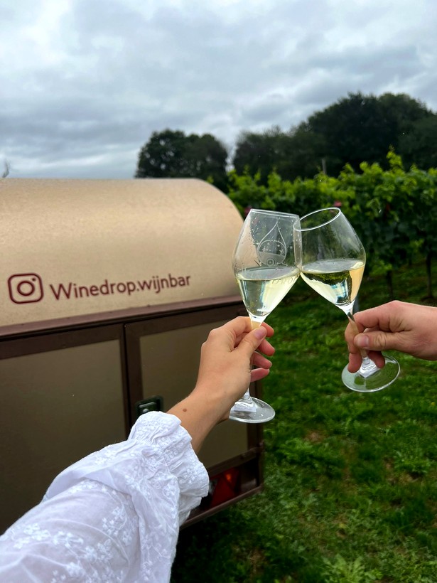 De mensen achter de zelfgebouwde Winedrop wijnbar